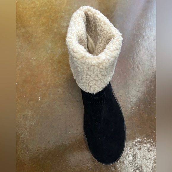 Cozy Black and Cream Ankle Boots - Picture 6 of 9